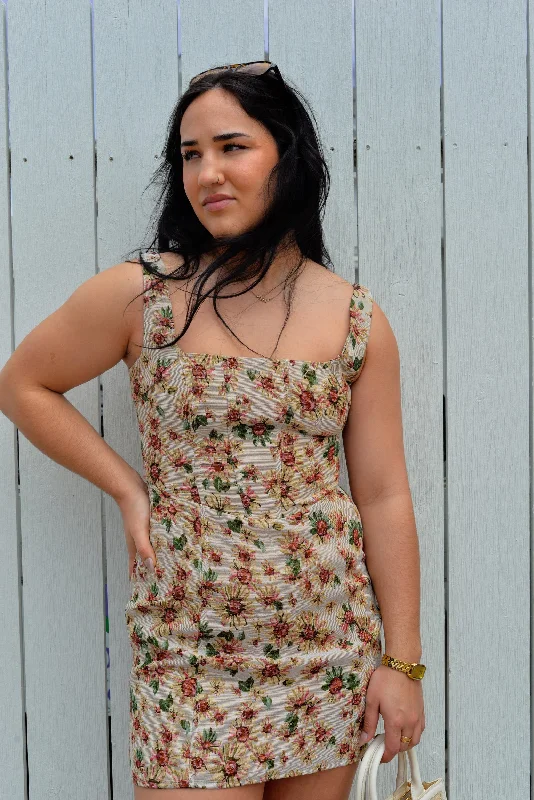 Tiered skirt – Skirt made from multiple layers or tiers of fabric, creating a ruffled or flowing appearance.Tiered skirt – Skirt made from multiple layers or tiers of fabric, creating a ruffled or flowing appearance.TAPESTRY MINI